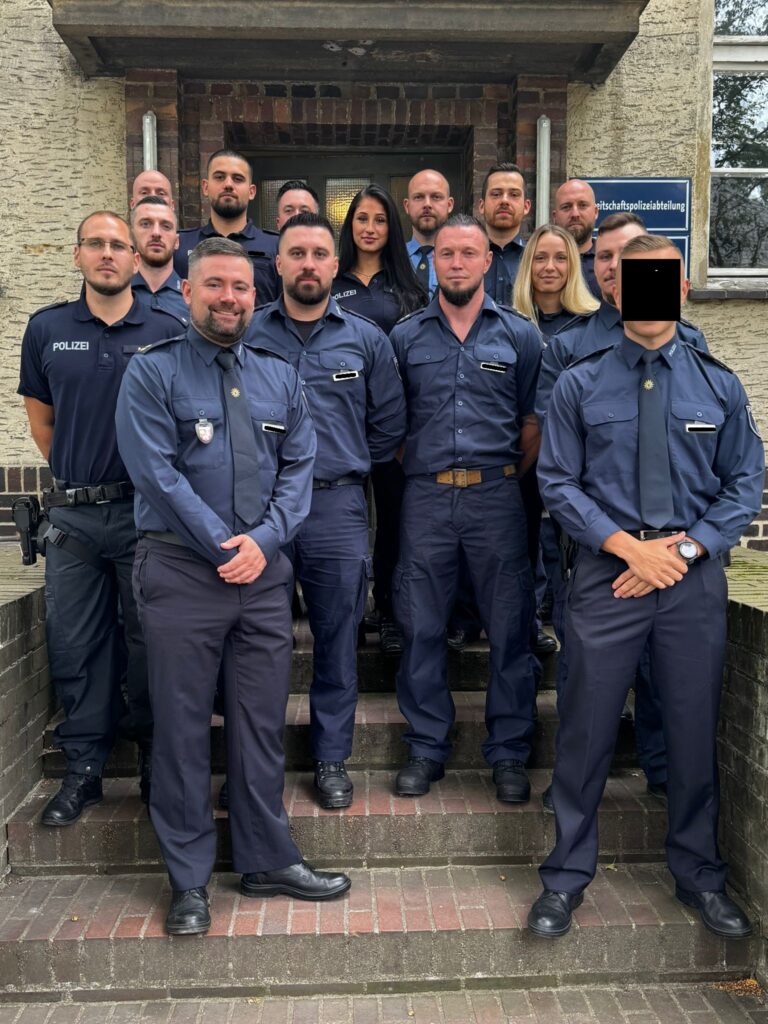 Kolleginnen und Kollegen der 2. Bereitschaftspolizeiabteilung bei der Übergabe von Genesungshilfen